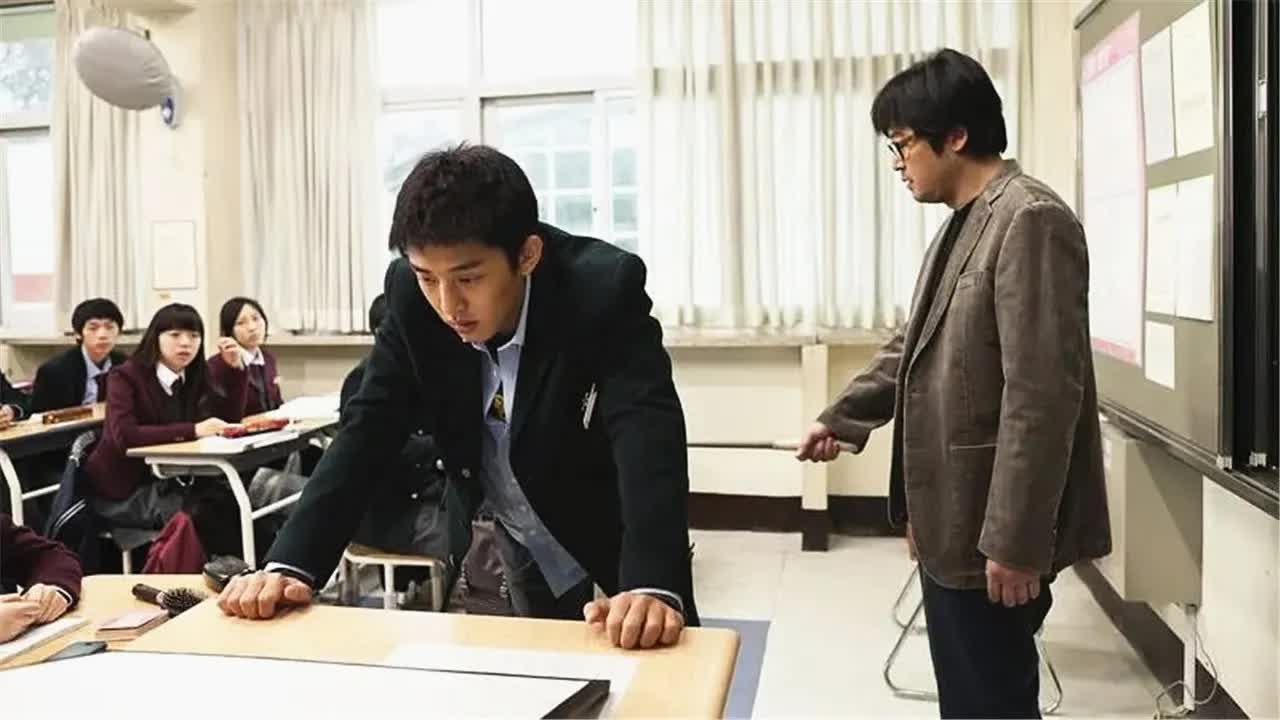 少年常被老师打屁股，每次都不服，可知道老师真实身份后他怂了！