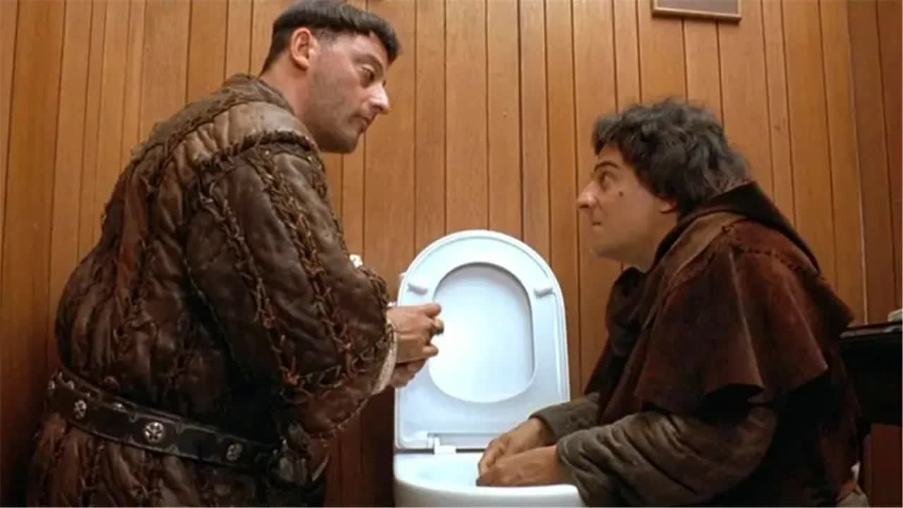 900年前的伯爵穿越到现代，把马桶当成了山泉，和仆人一通畅饮！