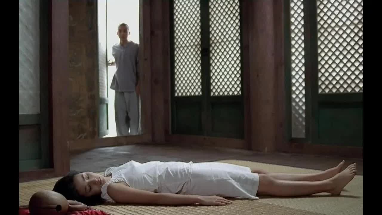 【越哥】小庙里来了个漂亮女孩，从没见过女人的小和尚再也无法安心修行！春夏秋冬又一春