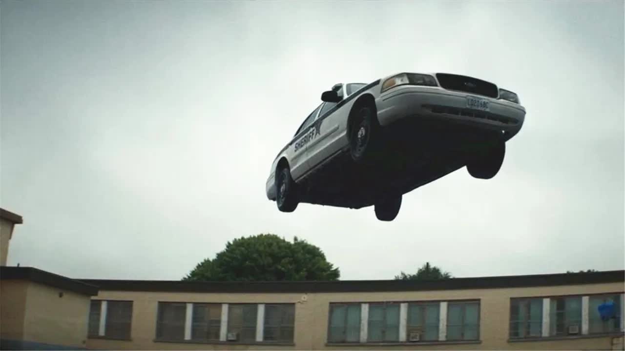 女孩游泳时被外星人选中，获得神秘超能力，男朋友懵了！《第一缕曙光》