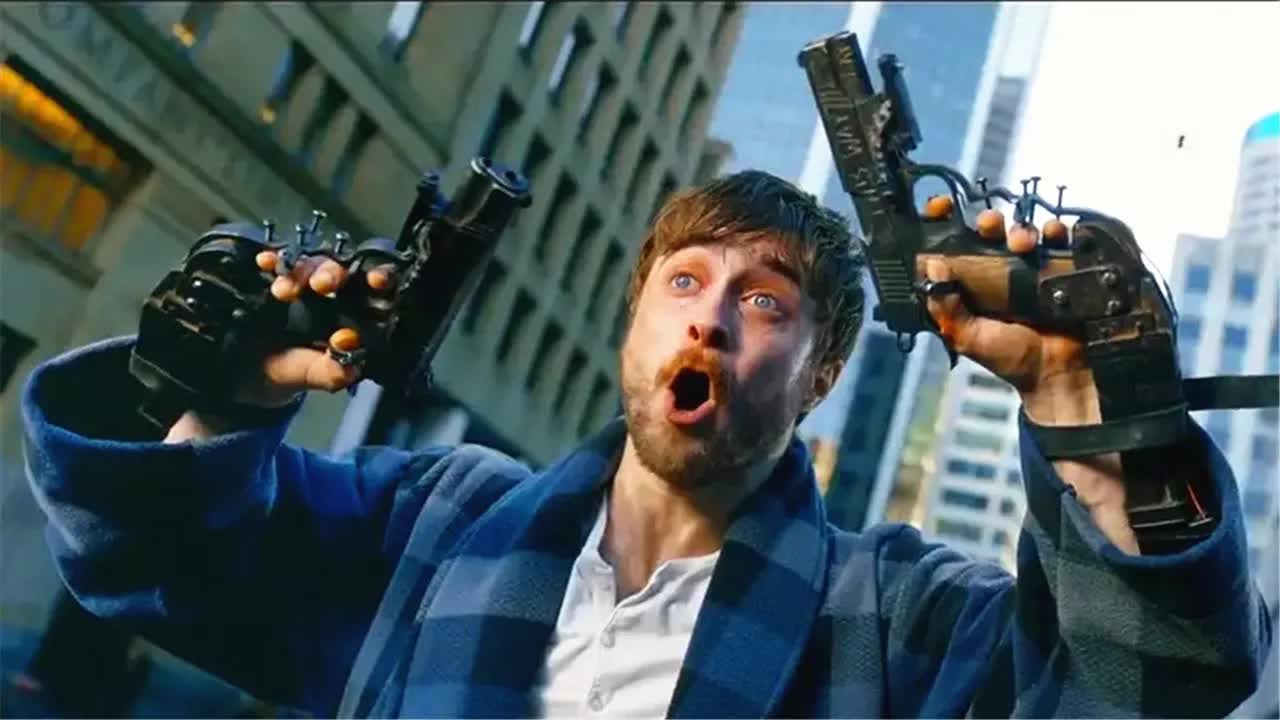 男子因为在网上骂人，被人把双手被钉上双枪，杀了对手才能解脱！