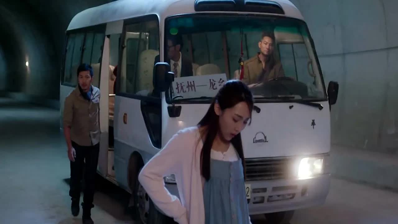 “诡打墙”500米小隧道，中巴狂踩油门1小时开不出去，孕妇发现不对劲，赶紧下车