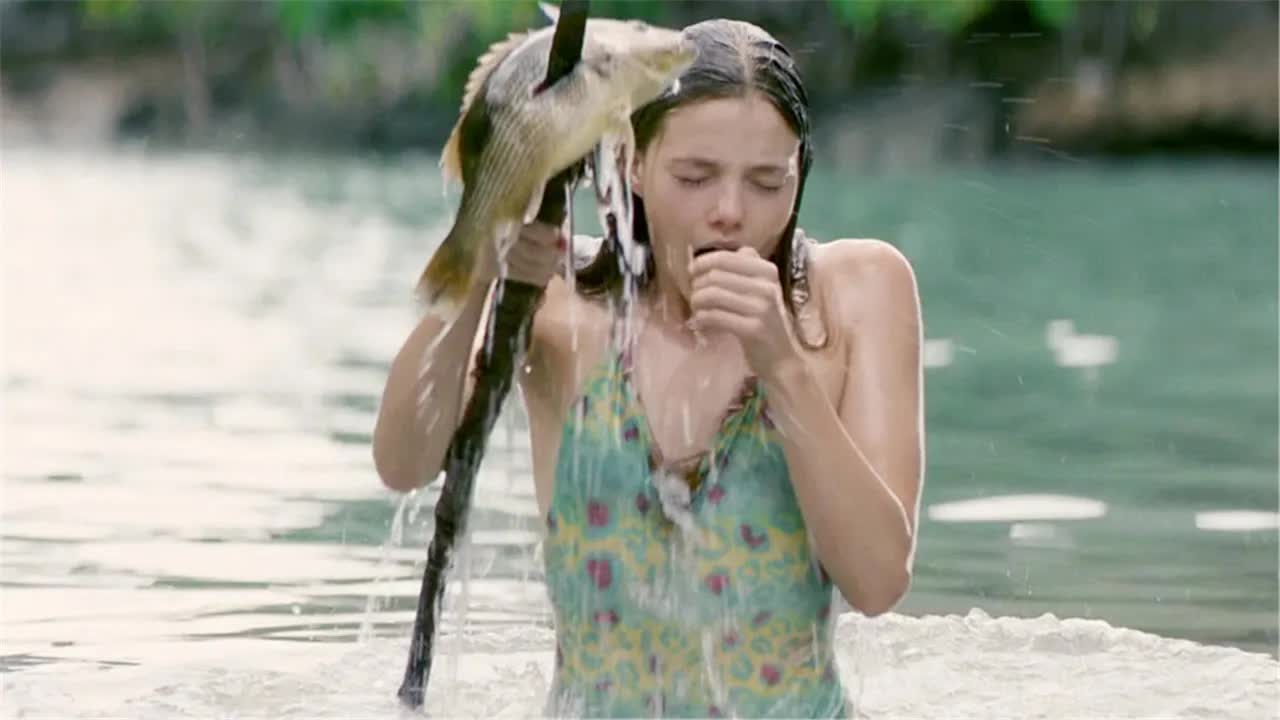 荒岛出现神秘美女，白天温柔可人，晚上变成怪物吃人！