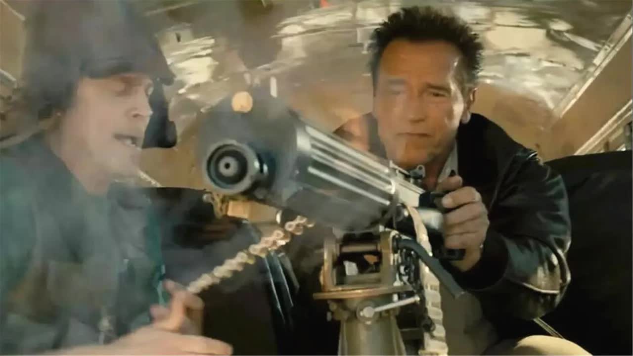 硬汉警长用校车加古董重机枪，硬钢雇佣兵！州长卸任后主演的首秀大片《背水一战》