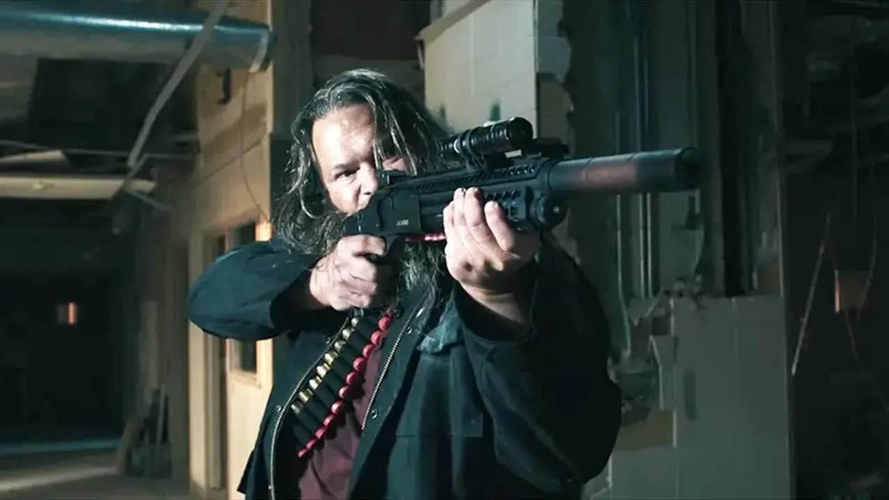 搬砖工招惹了黑帮，被几十个壮汉无情追杀，却不知他是退役拳王，这下惨了！