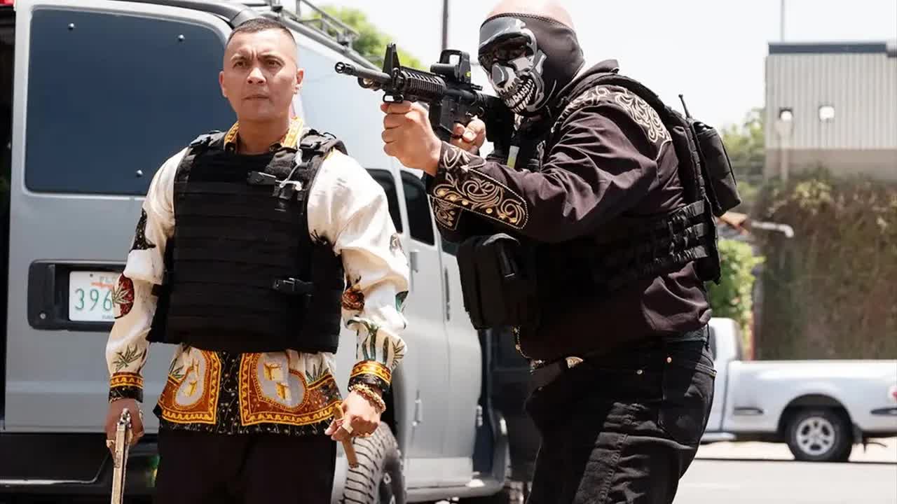 黑帮中的顶级大哥，一个眼神吓退100个壮汉，狠到发狂！火爆动作片