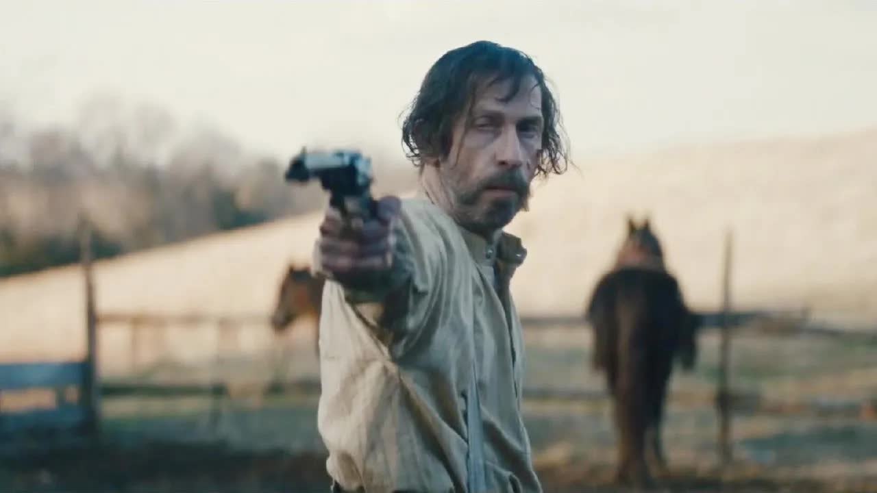 0.3秒换弹的农民大叔有多强？瞬间秒杀30个牛仔，太狠了！火爆犯罪片